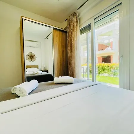 Modern Garden Apartment, By Delta Hospitality Appartement
